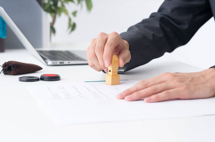 印鑑を押す男性